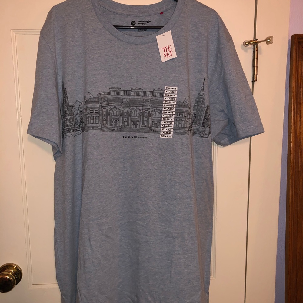 the Met wrap around Tee- Men’s- NWT